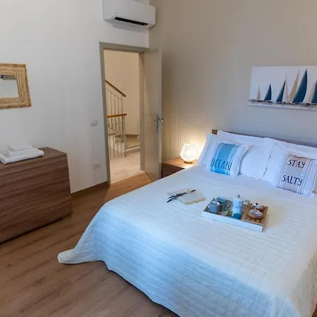 Daire Levante Nel Colorato Porto Di Mare By Yohome *