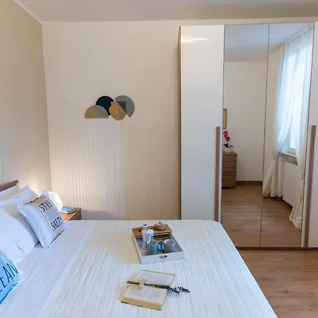 Daire Levante Nel Colorato Porto Di Mare By Yohome