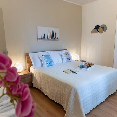 Levante Nel Colorato Porto Di Mare By Yohome Daire Pesaro