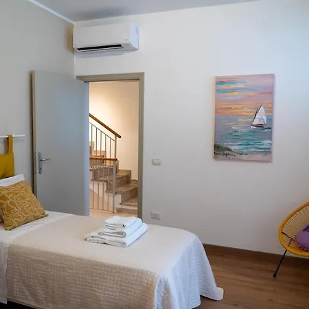 Daire Levante Nel Colorato Porto Di Mare By Yohome Pesaro