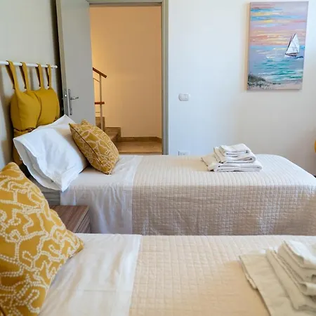 Daire Levante Nel Colorato Porto Di Mare By Yohome *