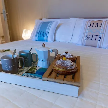 Daire Levante Nel Colorato Porto Di Mare By Yohome